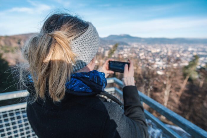 Heimatliebe Insiderin Janine von hinten auf einer Aussichtsplattform in Graz