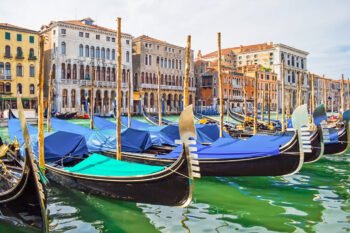 Gondeln in der Lagune von Venedig