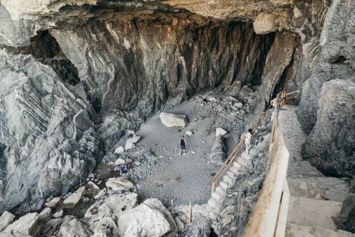 Schmale Steintreppe, die in die Höhle von Ajuy auf Fuerteventura führt