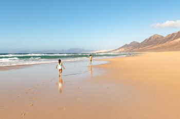 Kinder am Strand in Fuerteventura