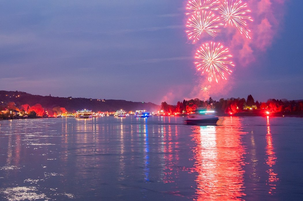 Feuerwerk bei Rhein in Flammen