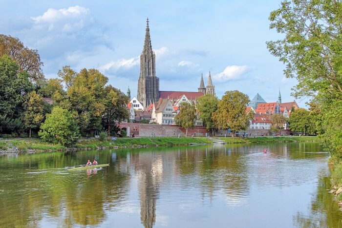 Ulmer Münster mit der Donau im Vordergrund