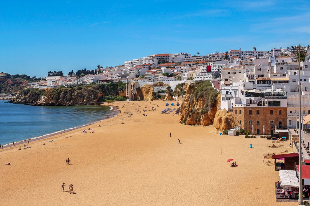 Strand und Stadt von Albufeira, Portugal