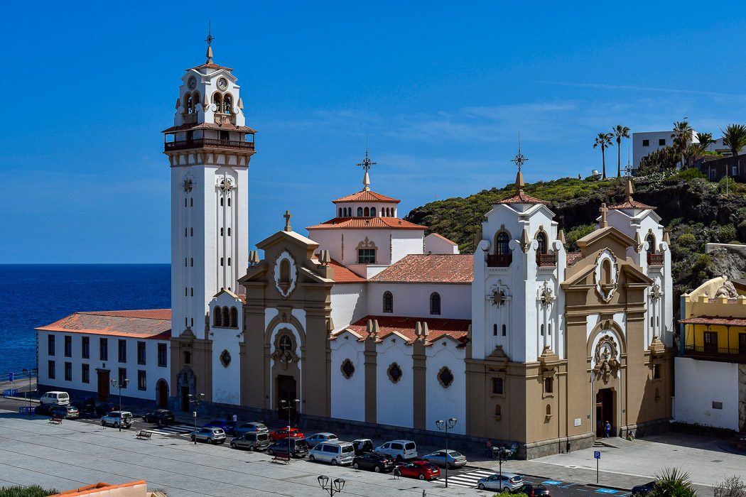 Kirche mit Kirchplatz am Meer