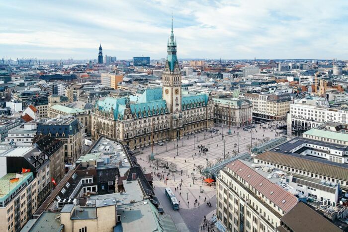 Luftperspektive auf das Rathaus in Hamburg