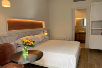 Hotelzimmer in erdfarbenen Tönen mit Doppelbett