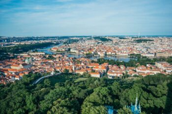 Ausblick auf Prag vom Aussichtssturm des Petrin-Hügel
