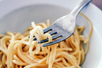 Italien Spaghetti mit der Gabel essen