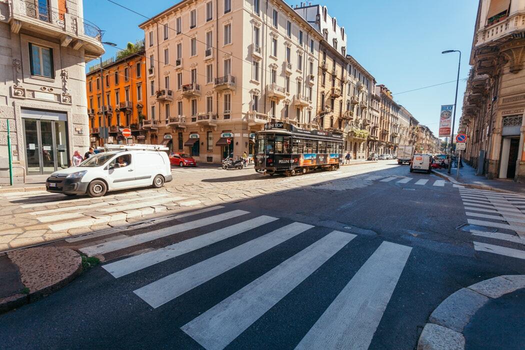 Straßenkreuzung in Mailand, Italien