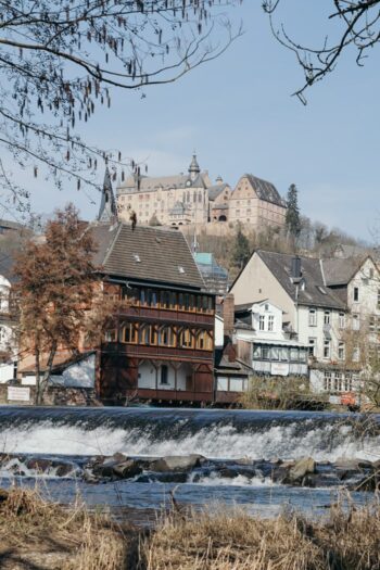 Marburg - Blick auf das Schloss und die Altstadt vom Lahnufer aus