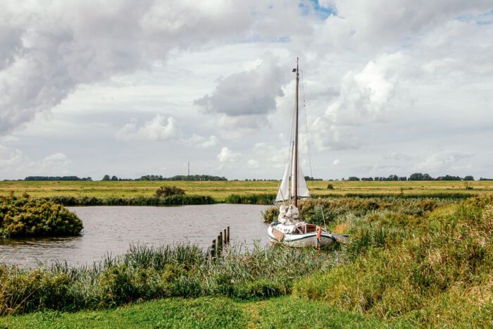 Segelboot im Nationalpark Lauwersmeer in den Niederlanden