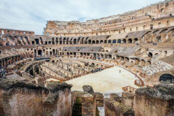 Die Arena des Kolosseums in Rom