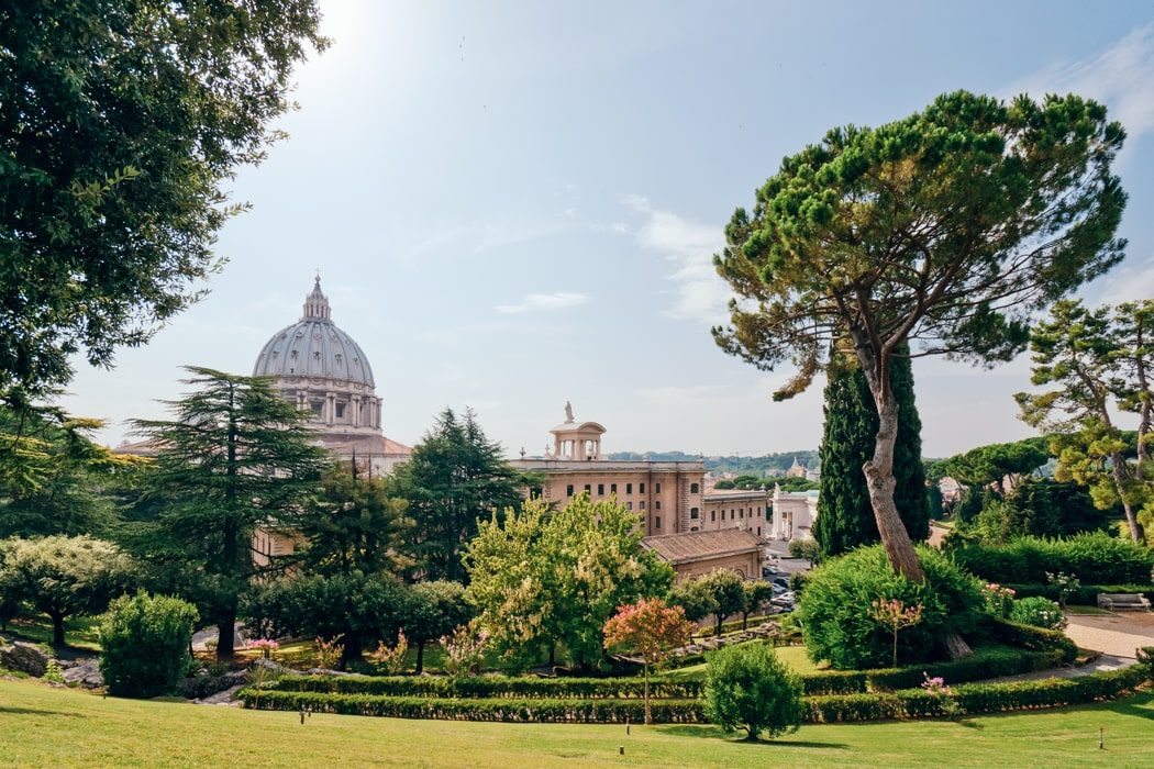 Blick von den Vatikanischen Gärten auf die Peterskirche