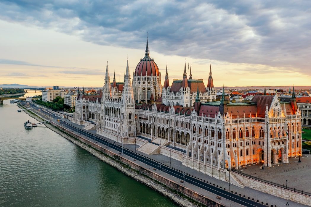 Blick auf das Parlament und das Donauufer