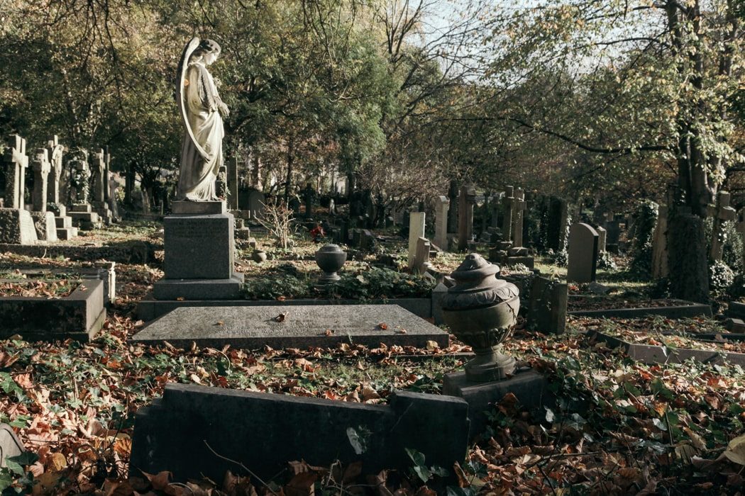 Gräber im Highgate Cemetery in London