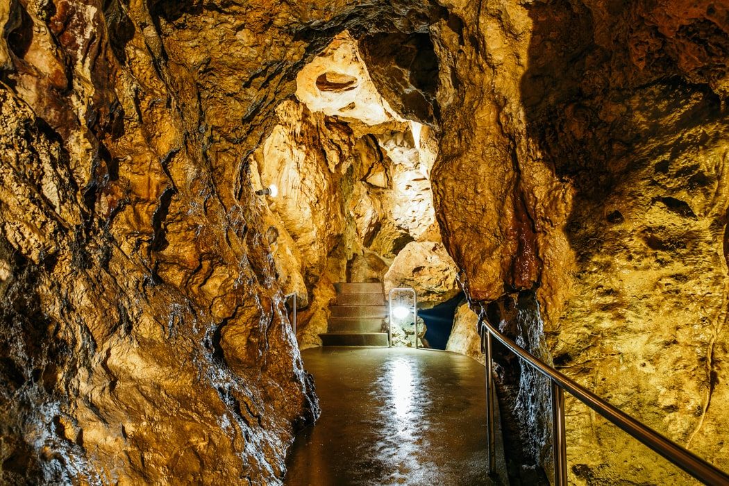 Tour durch die beleuchteten Höhlen