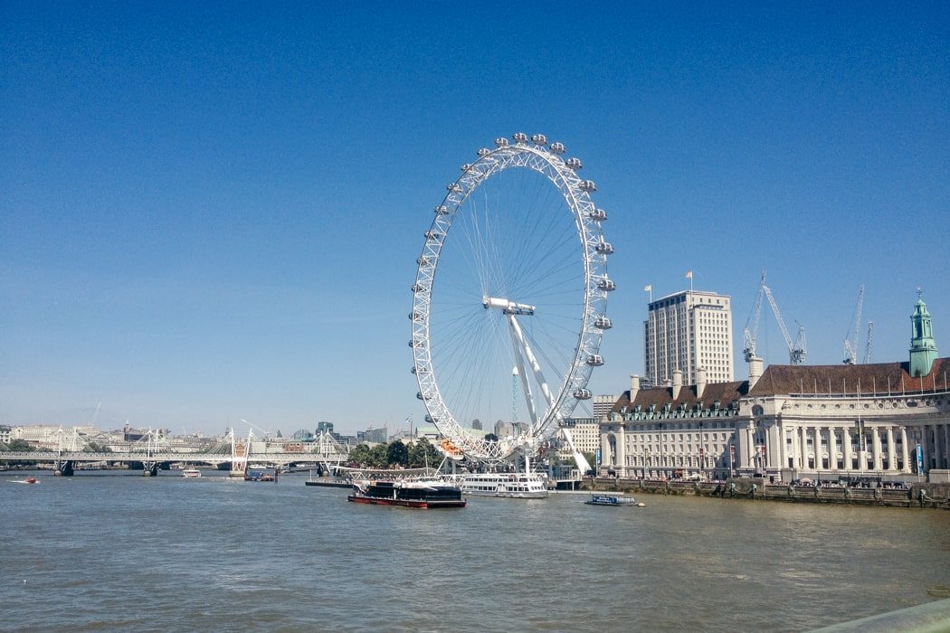 Blick auf London Eye mit Themse im Vordergrund