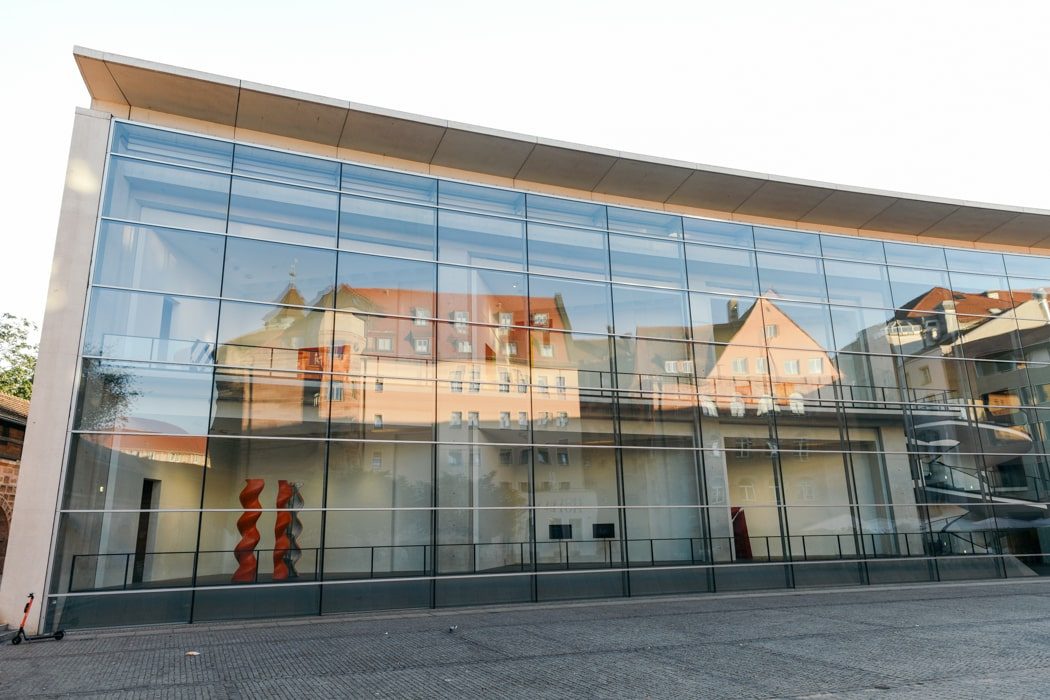 Glasfront des Neuen Deutschen Museums in Nürnberg