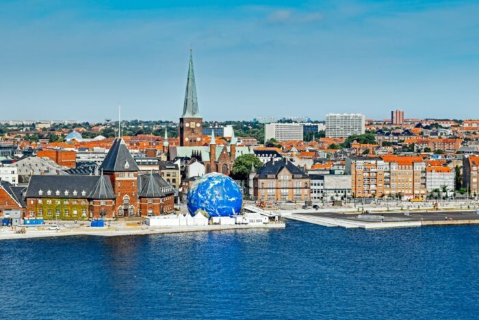 Aarhus in Dänemark direkt am Wasser von schräg oben fotografiert