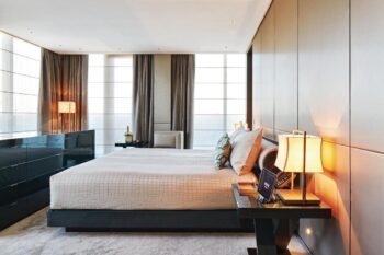 Mondernes und luxuriöses Zimmer in beigen und schwarzen Tönen im Armani Hotel in Mailand