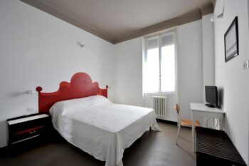 Simples Zimmer mit weißen Wänden im Quater Lett B und B Hotel in Mailand