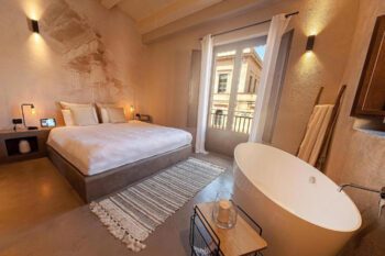 Hotelzimmer mit Badewanne in der Altstadt von Palermo
