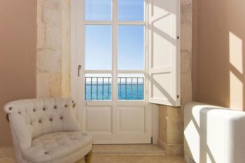 Hotelzimmer mit Fenster und Blick zum Meer in Syrakus