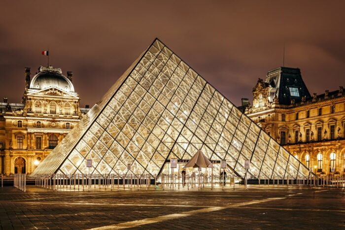 Das Louvre Museum bei Nacht