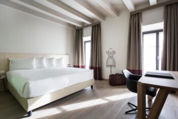 Helles Zimmer in weißen und erdigen Tönen in den Savona Suites 18 in Mailand