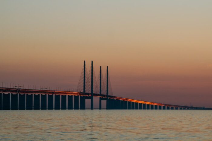 Die Öresundbrücke am Abend