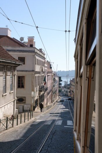 Blick aus der Straßenbahn 28e in Lissabon