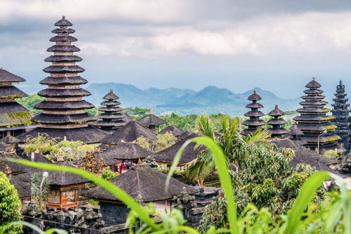 Aussicht auf die Türmchen der Tempel von Pura Besakih auf Bali