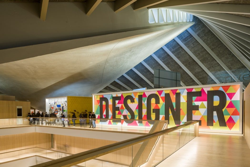 Große Schrift "Designer" in Museumshalle im Design Museum London