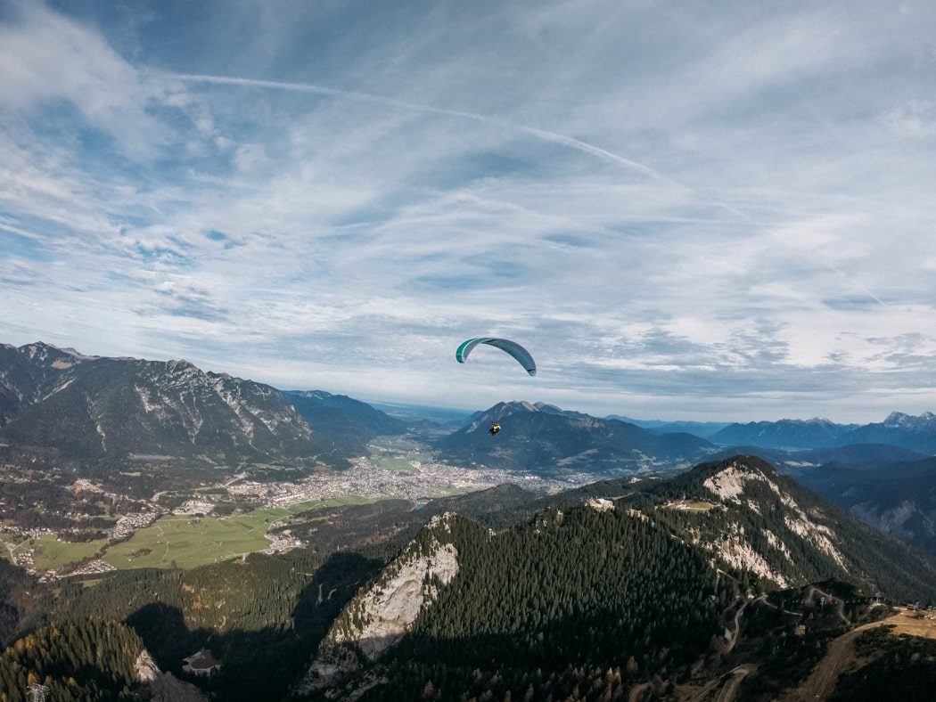 Paraglider über Garmisch-Partenkirchen