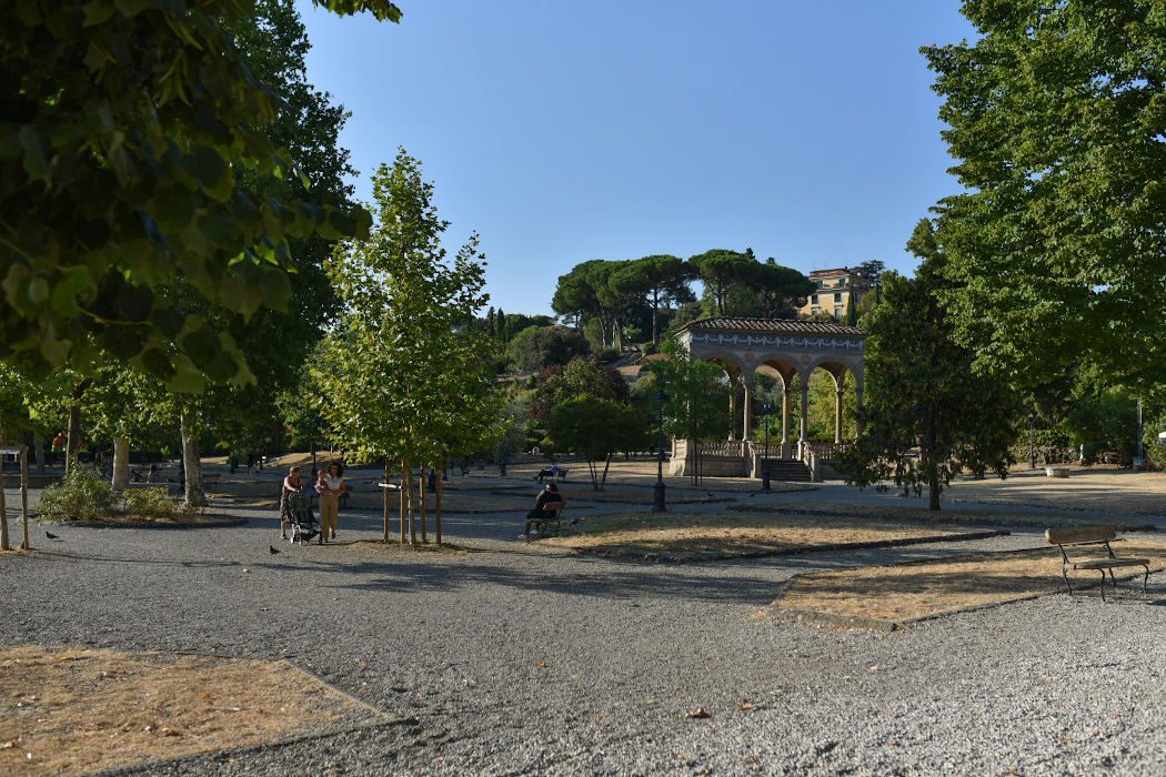 Park mit Loggia, Wiesen und Spielplatz in Florenz