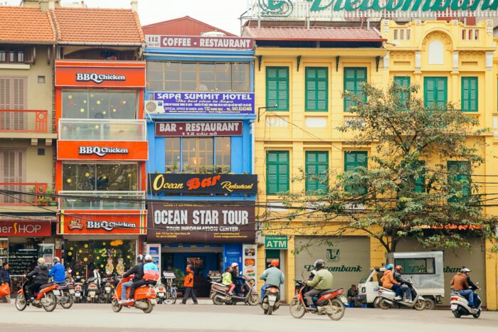 Typische Straße mit Motorrädern in Hanoi, Vietnam