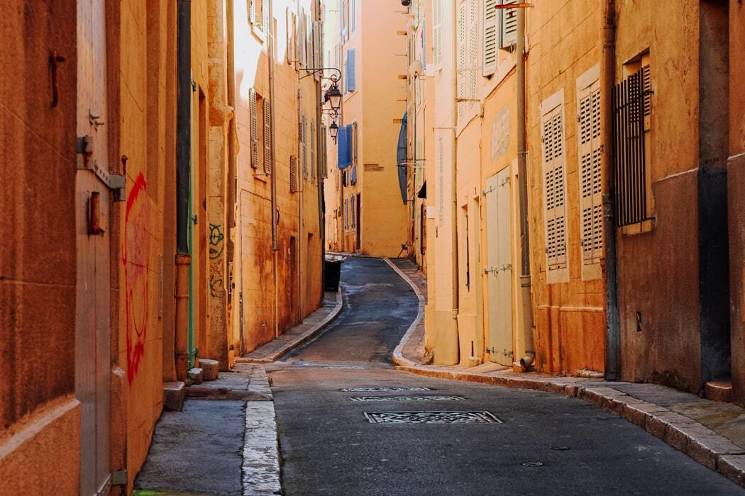 Schmale schöne Gasse im historischen Teil von Marseille