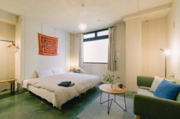 Gemütlich eingerichtete Zimmer im Len Kyoto Kawaramachi Hotel