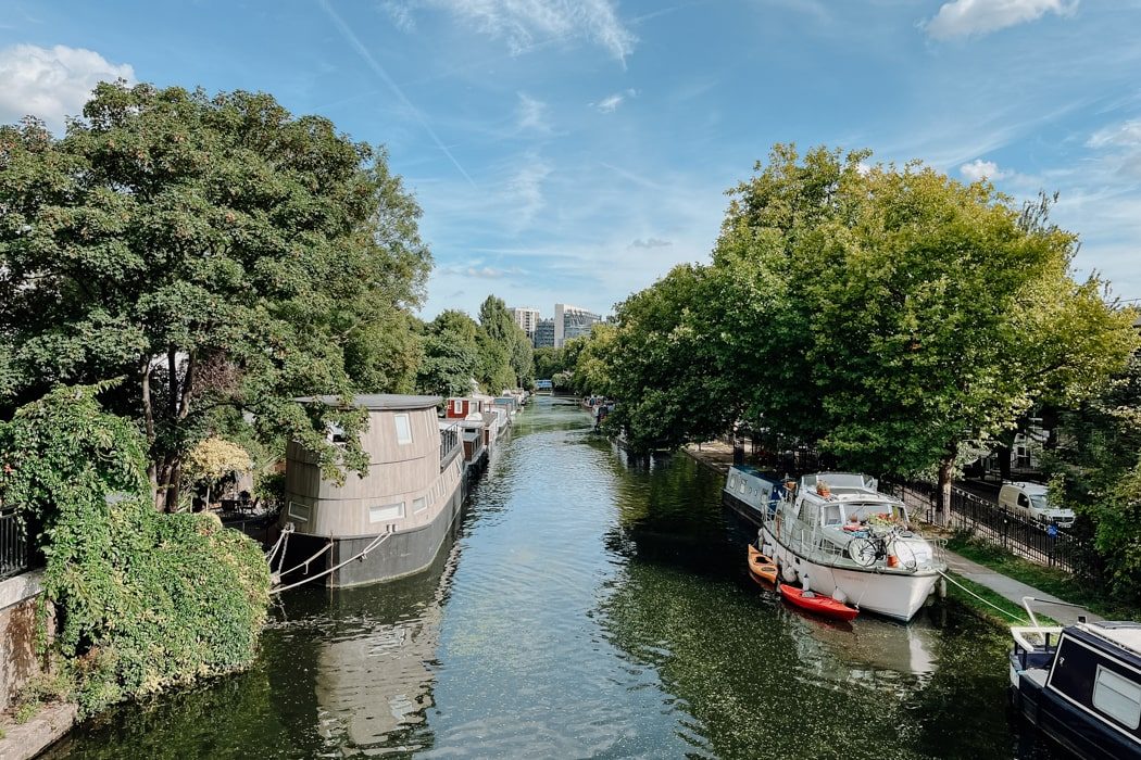 Boote auf dem Kanal in Little Venice in London