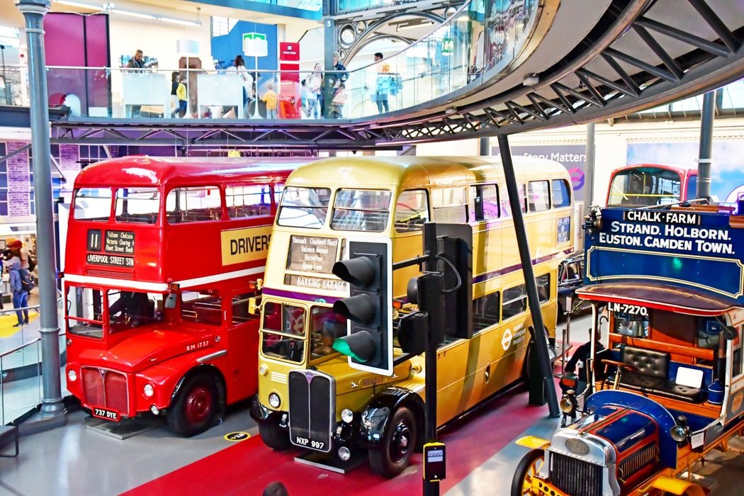 Ausgestellte Doppeldeckerbusse aus verschiedenen Epochen im London Trasport Museum