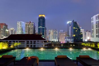 Rooftop Pool mit Blick auf Skyline Bangkok