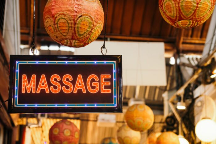 Ladenschild in Bangkok mit "Massage"-Schrift