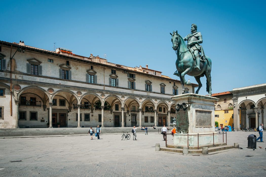 Ansicht des Museo degli Innocenti mit Säulengang in der Piazza Santissima Annunziata in Florenz