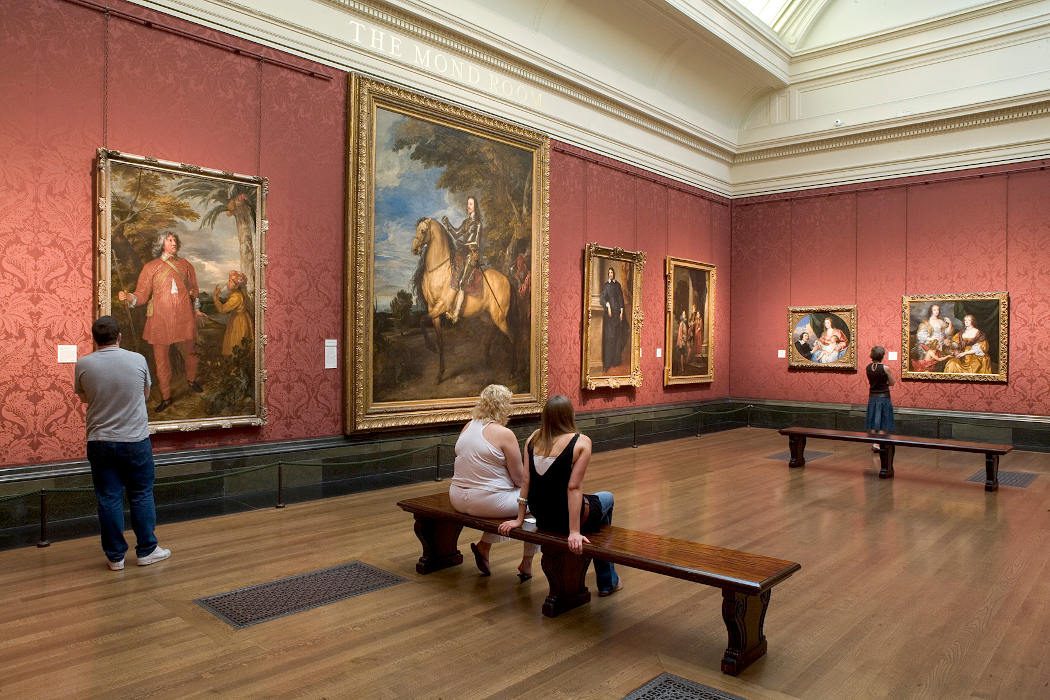 Museumssaal mit roten Wänden und Gemälden in der National Gallery in London