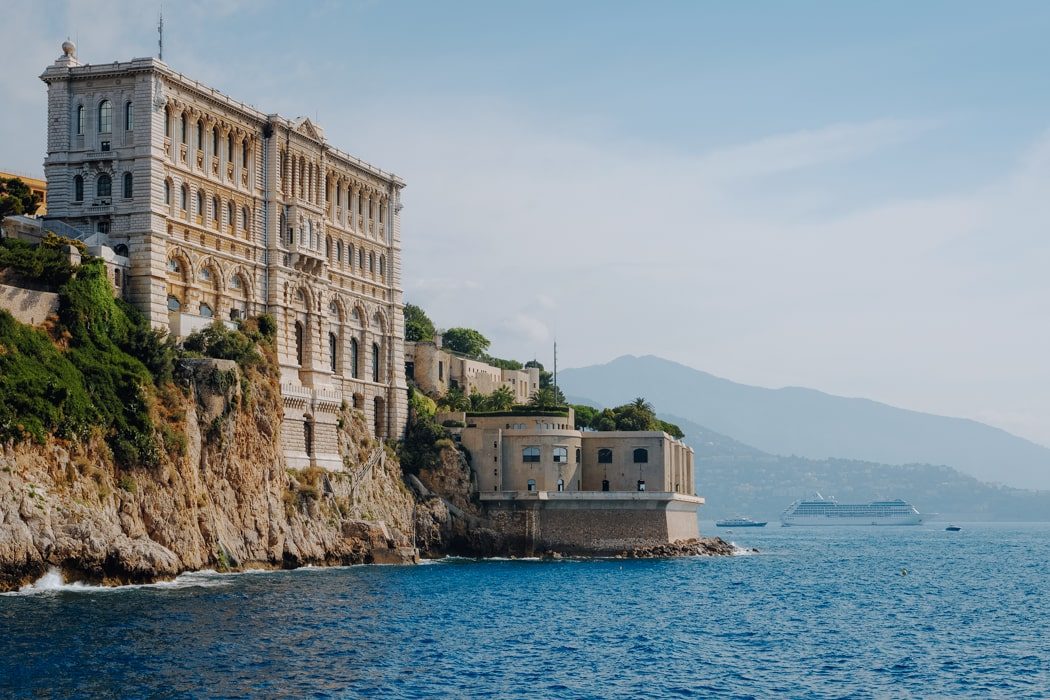 Das Ozeanographische Museum von Monaco befindet sich direkt am Meer