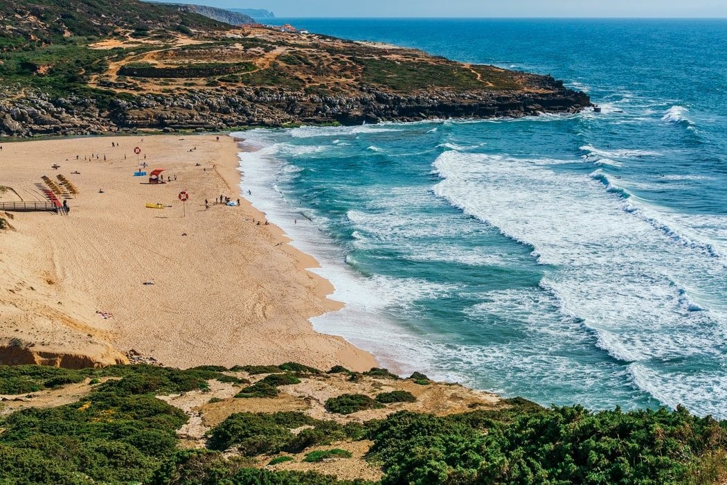 Der Strand Foz do Lizandro bei Ericeira in Portugal