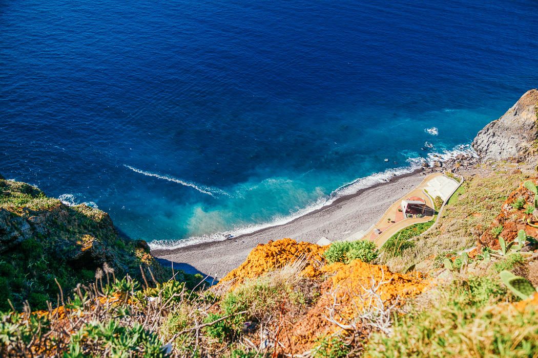 Blick von oben auf die Praia do Garajau auf Madeira
