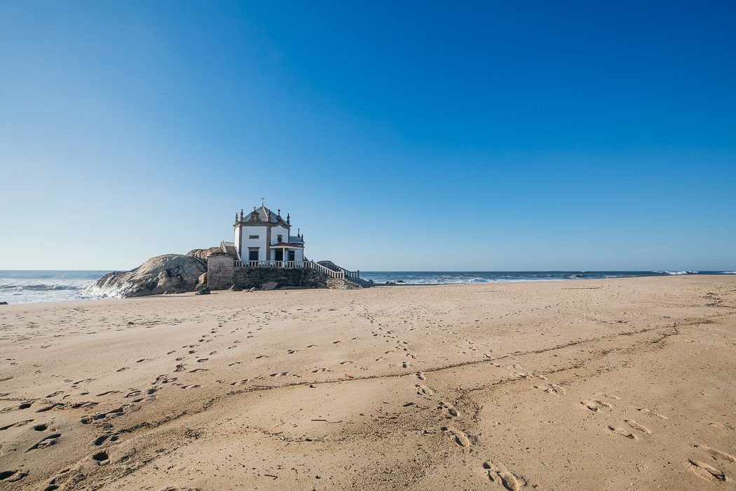 Die Kapelle Senhor da Pedra am Miramar Beach