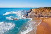 Wellen und Steilküste in Odeceixe in Portugal