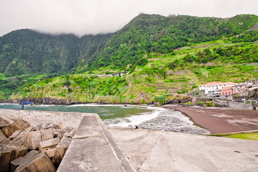 Schöner Strand in Seixal auf Madeira